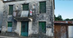 725